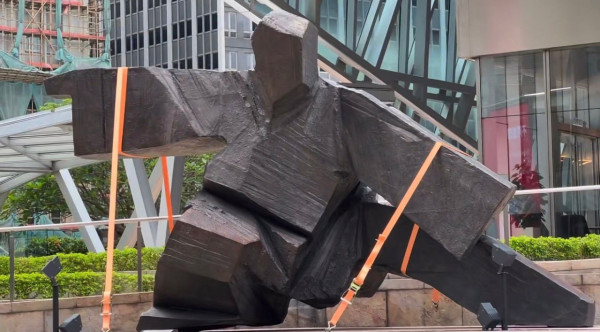 風王「樺加沙」吹襲 港交所雕塑「臨時休戰」網民：功夫佬都要避風頭！