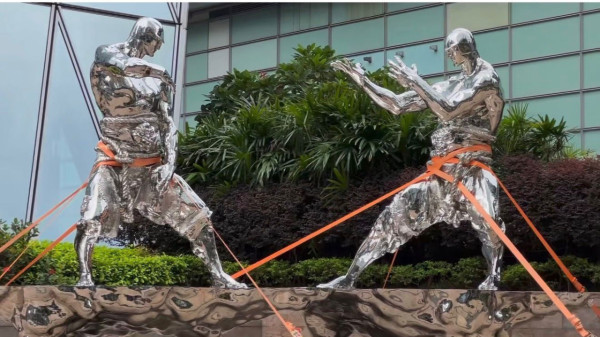 風王「樺加沙」吹襲 港交所雕塑「臨時休戰」網民：功夫佬都要避風頭！