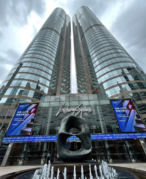 風王「樺加沙」吹襲 港交所雕塑「臨時休戰」網民：功夫佬都要避風頭！