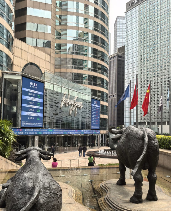 風王「樺加沙」吹襲 港交所雕塑「臨時休戰」網民：功夫佬都要避風頭！