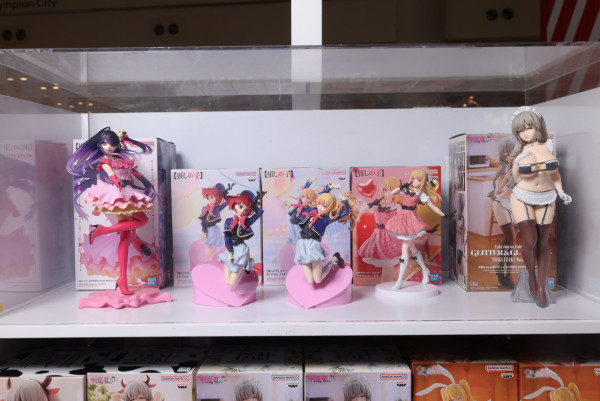 Chiikawa 遠征上海首設專賣店 粉絲黃牛排隊瘋搶 豪買過20袋公仔吊飾