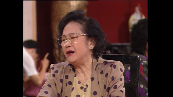 黎宣離世｜超強颱風下黎宣設靈提早出殯 二女透露母親遺願 姪女黎姿致送花牌