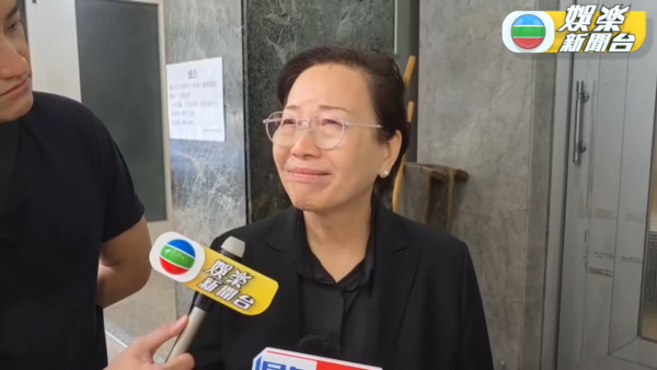 黎宣離世｜超強颱風下黎宣設靈提早出殯 二女透露母親遺願 姪女黎姿致送花牌