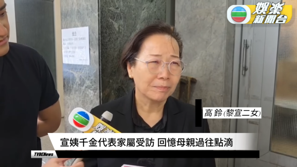 黎宣離世｜超強颱風下黎宣設靈提早出殯 二女透露母親遺願 姪女黎姿致送花牌