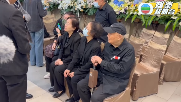 黎宣離世｜超強颱風下黎宣設靈提早出殯 二女透露母親遺願 姪女黎姿致送花牌