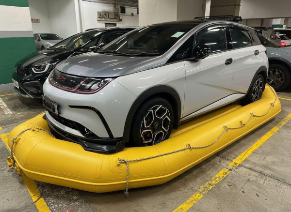 打風｜車主創意迎戰九號風球 電動車加裝一物 網民熱議會變玩碰碰車？