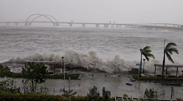颱風樺加沙｜全港各區現恐怖風暴潮！長洲沙灘遭海水淹沒、貨櫃屋跌落海網喊似海嘯