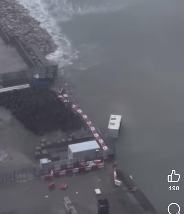 颱風樺加沙｜全港各區現恐怖風暴潮！長洲沙灘遭海水淹沒、貨櫃屋跌落海網喊似海嘯