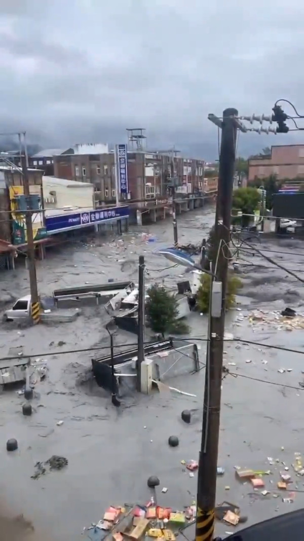 颱風樺加沙|台灣花蓮縣水災至少14人死多人失蹤 洪水淹鎮沖斷驚險畫面曝光