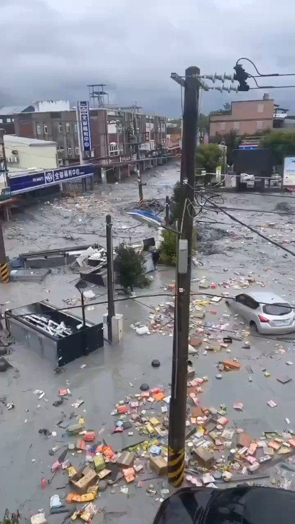 颱風樺加沙|台灣花蓮縣水災至少14人死多人失蹤 洪水淹鎮沖斷驚險畫面曝光