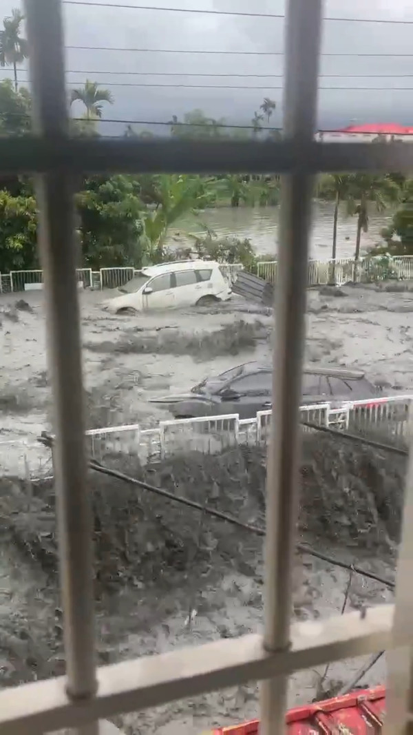 颱風樺加沙|台灣花蓮縣水災至少14人死多人失蹤 洪水淹鎮沖斷驚險畫面曝光
