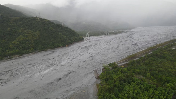 颱風樺加沙|台灣花蓮縣水災至少14人死多人失蹤 洪水淹鎮沖斷驚險畫面曝光