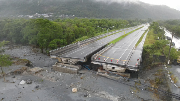 颱風樺加沙|台灣花蓮縣水災至少14人死多人失蹤 洪水淹鎮沖斷驚險畫面曝光