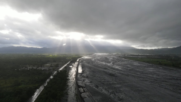 颱風樺加沙|台灣花蓮縣水災至少14人死多人失蹤 洪水淹鎮沖斷驚險畫面曝光
