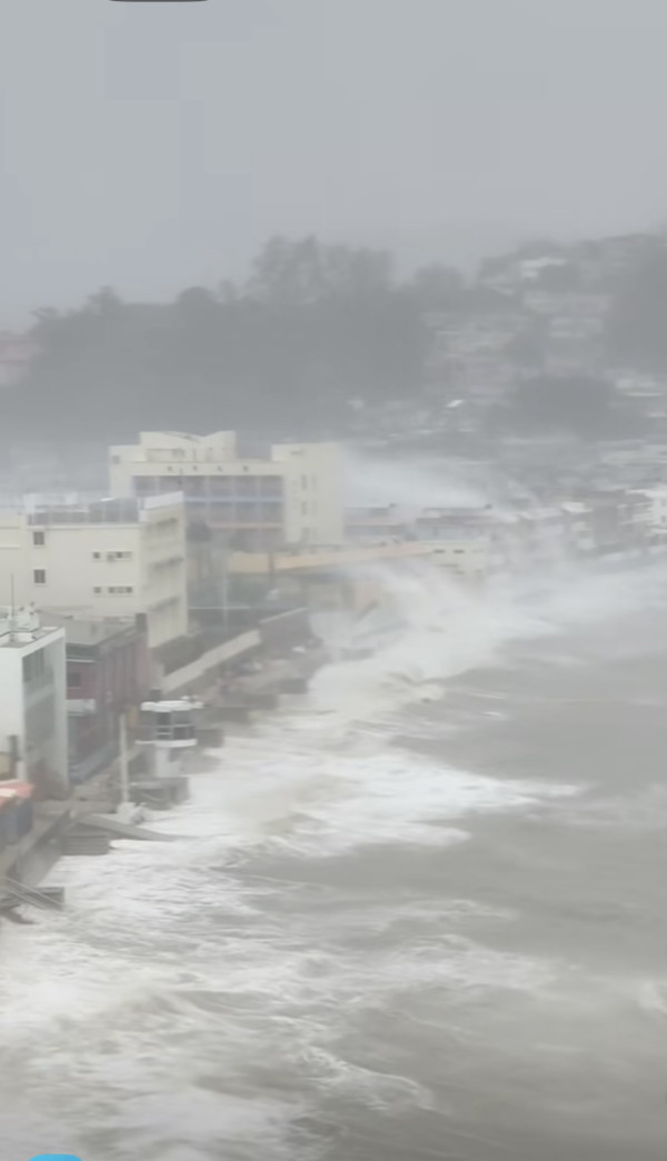 颱風樺加沙｜全港各區現恐怖風暴潮！長洲沙灘遭海水淹沒、貨櫃屋跌落海網喊似海嘯