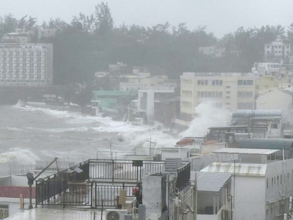 颱風樺加沙｜全港各區現恐怖風暴潮！長洲沙灘遭海水淹沒、貨櫃屋跌落海網喊似海嘯