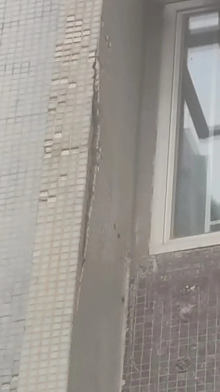 打風｜十號風球住宅災情速報 外牆喉管斷裂 抽氣扇被吹走唯有咁解決