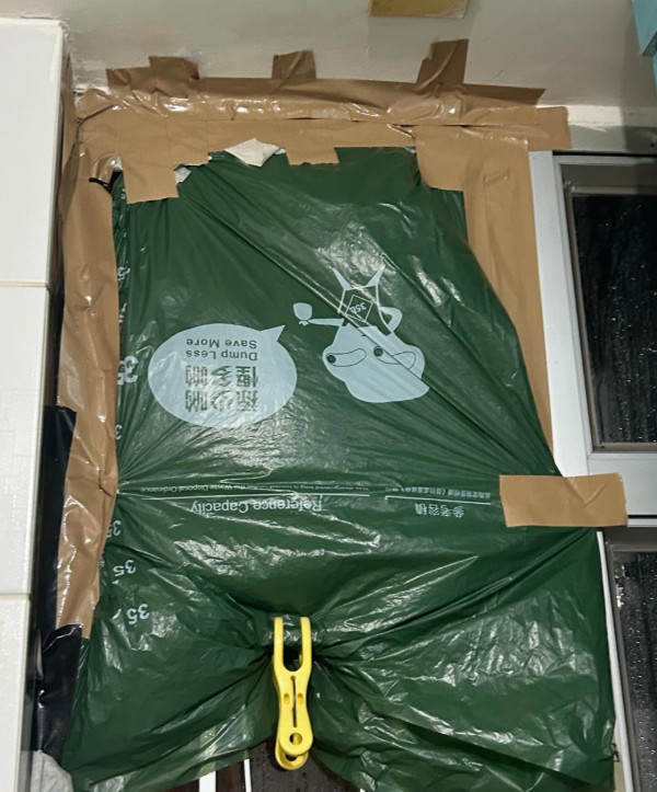 打風｜愛民邨巨樹不敵十號風球倒塌 逾50年樹齡 網民感可惜：啲根淺到…