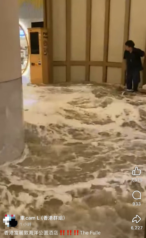 颱風樺加沙｜港人趣味兼實用防風措施 用尿片包好抽氣扇 窗邊堆滿可愛「鯊包」？