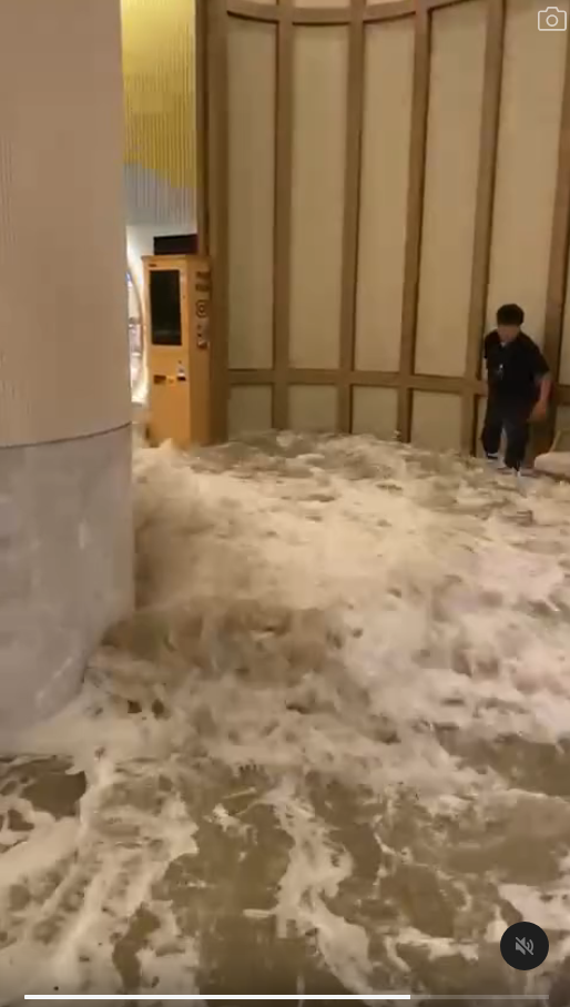 颱風樺加沙直撲！富麗敦酒店大堂玻璃門遭巨浪沖破 