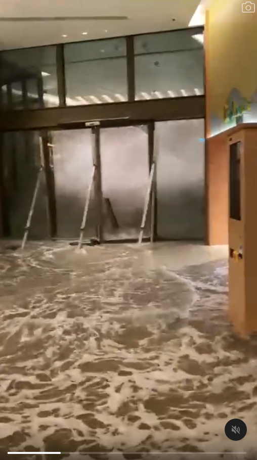 颱風樺加沙直撲！富麗敦酒店大堂玻璃門遭巨浪沖破 