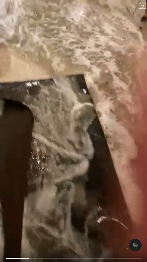 颱風樺加沙直撲！富麗敦酒店大堂玻璃門遭巨浪沖破 