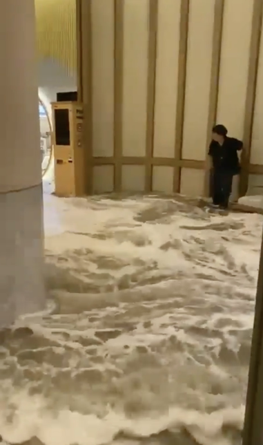 颱風樺加沙直撲！富麗敦酒店大堂玻璃門遭巨浪沖破 