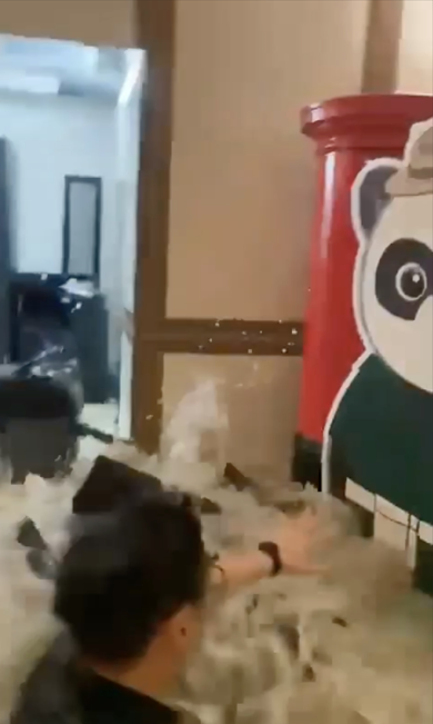 颱風樺加沙直撲！富麗敦酒店大堂玻璃門遭巨浪沖破 