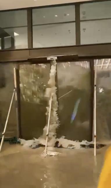 颱風樺加沙直撲！富麗敦酒店大堂玻璃門遭巨浪沖破 