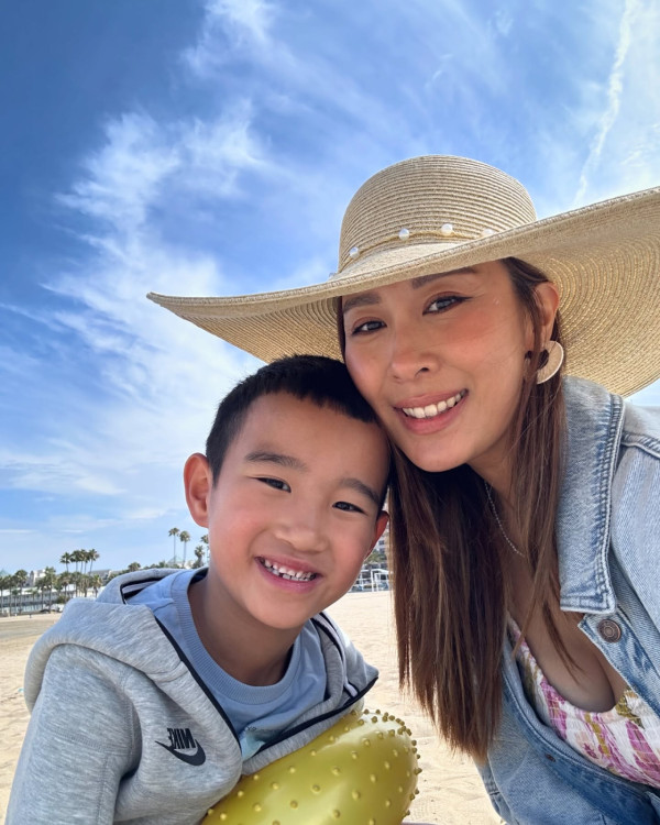 颱風樺加沙｜曹敏莉半山複式豪宅不停滲水 維港景一片矇朧！出動水盆接水情況誇張