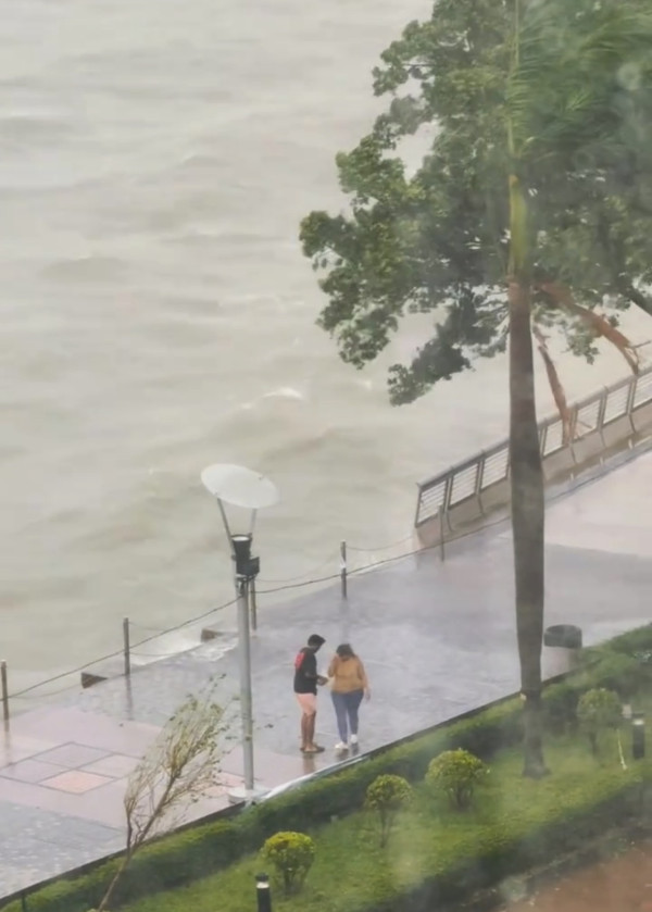 颱風樺加沙 多人無視風王近距離觀浪 網民怒：出事浪費公共資源