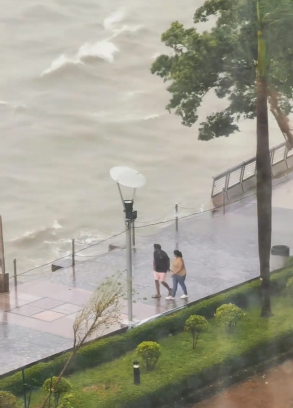 颱風樺加沙 多人無視風王近距離觀浪 網民怒：出事浪費公共資源