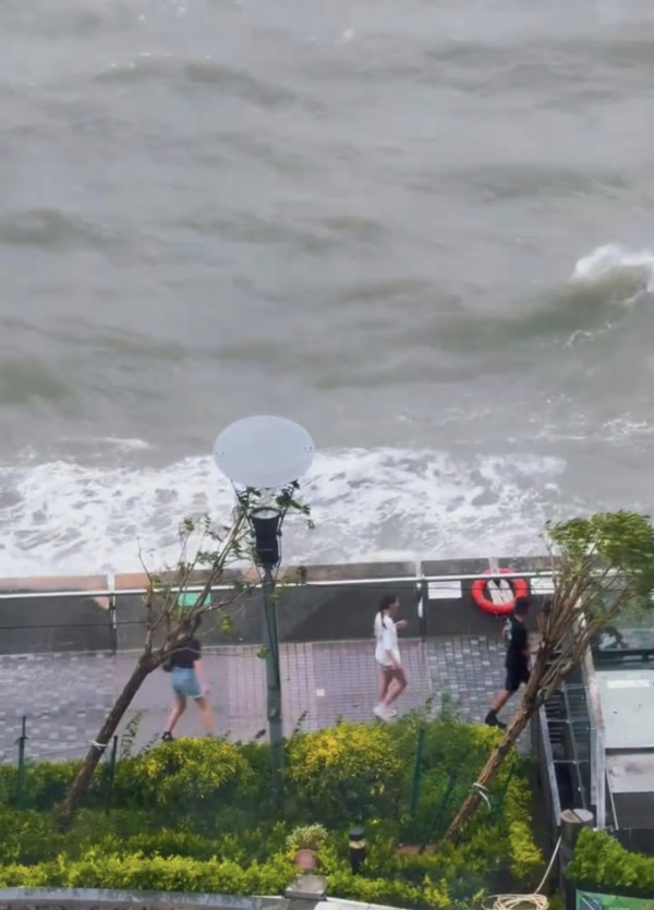 颱風樺加沙 多人無視風王近距離觀浪 網民怒：出事浪費公共資源