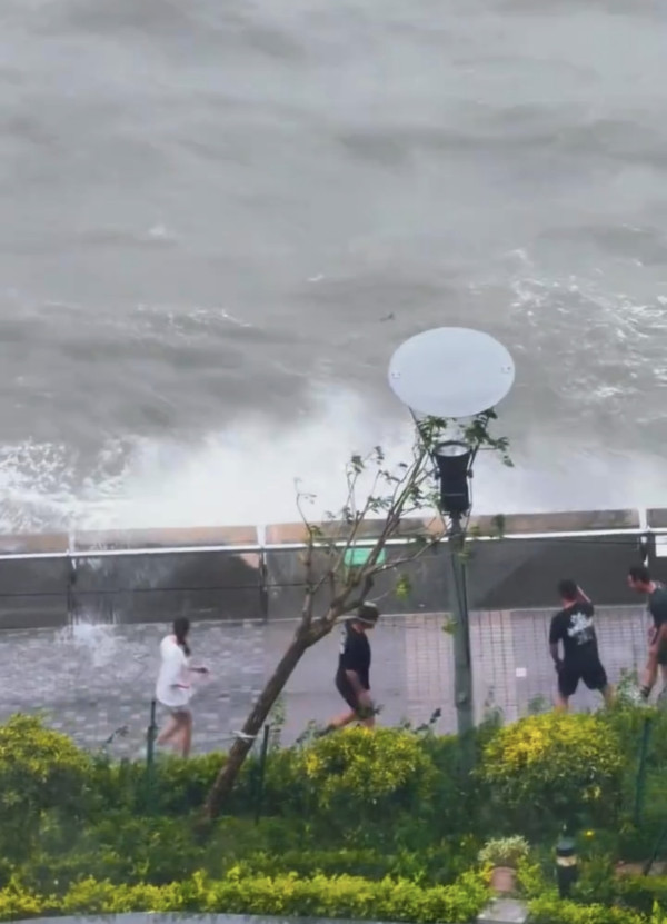 颱風樺加沙 多人無視風王近距離觀浪 網民怒：出事浪費公共資源
