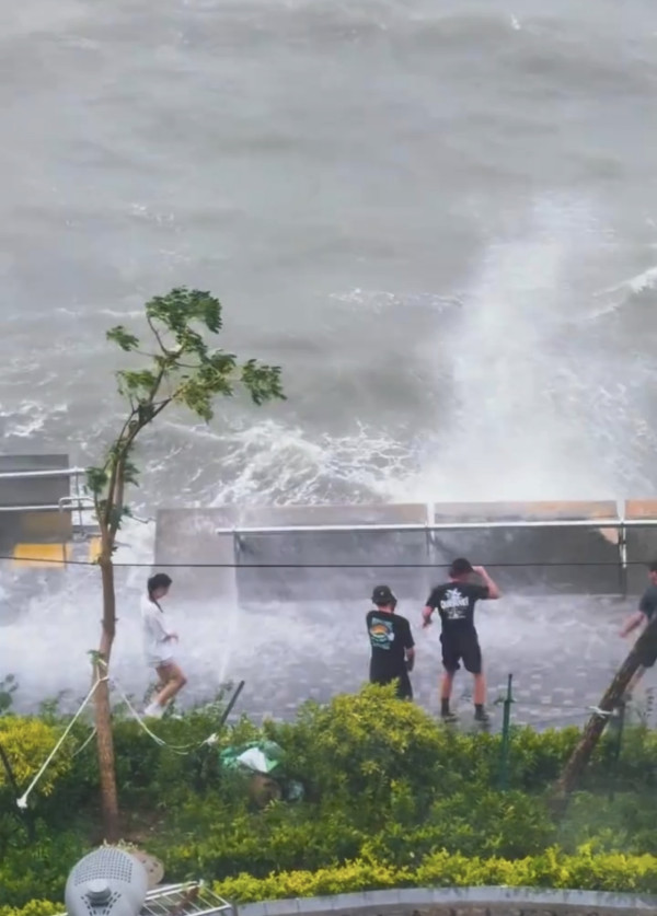 颱風樺加沙 多人無視風王近距離觀浪 網民怒：出事浪費公共資源