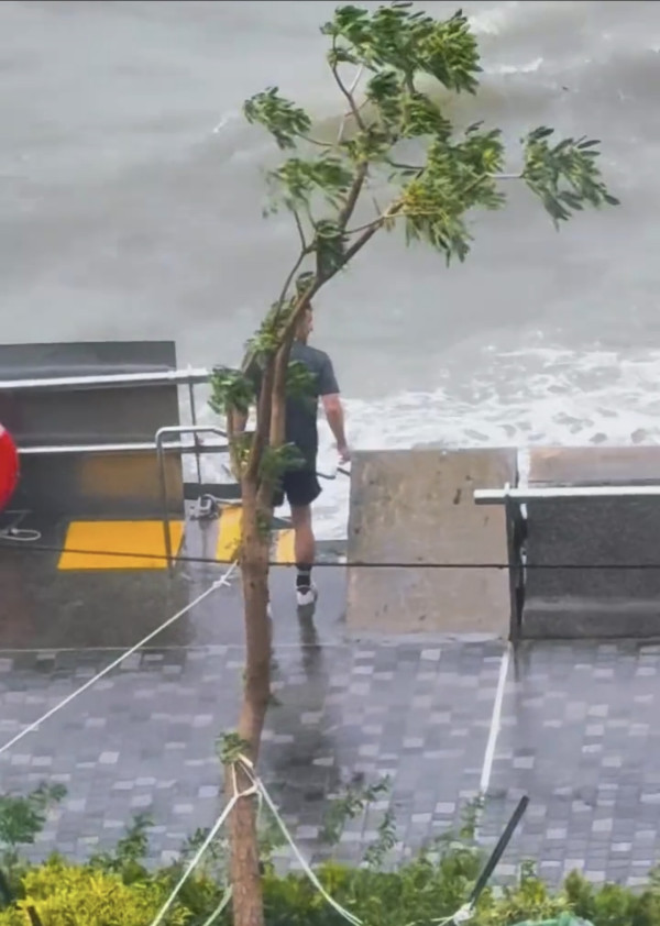 颱風樺加沙 多人無視風王近距離觀浪 網民怒：出事浪費公共資源