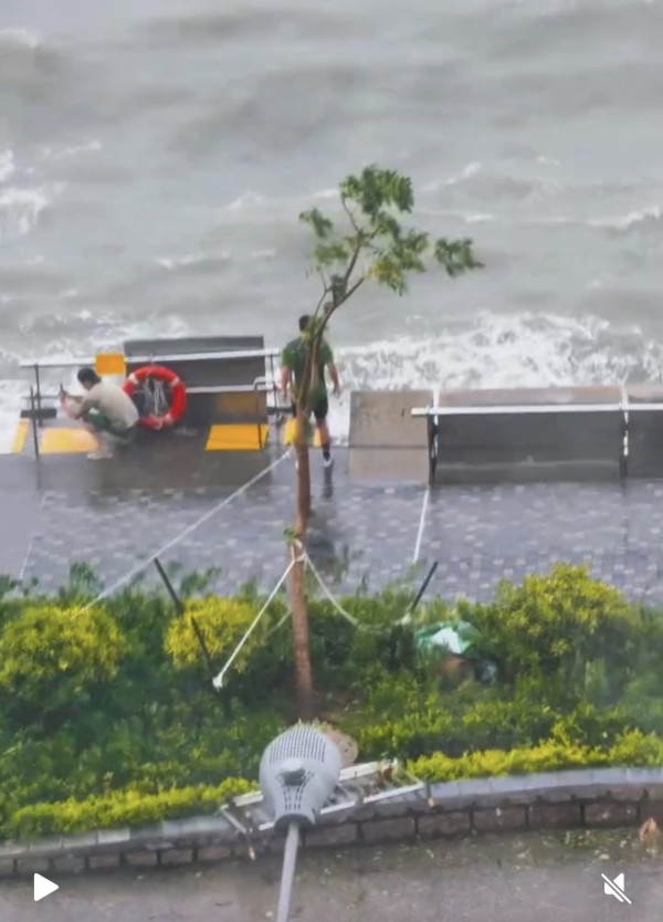 颱風樺加沙 多人無視風王近距離觀浪 網民怒：出事浪費公共資源