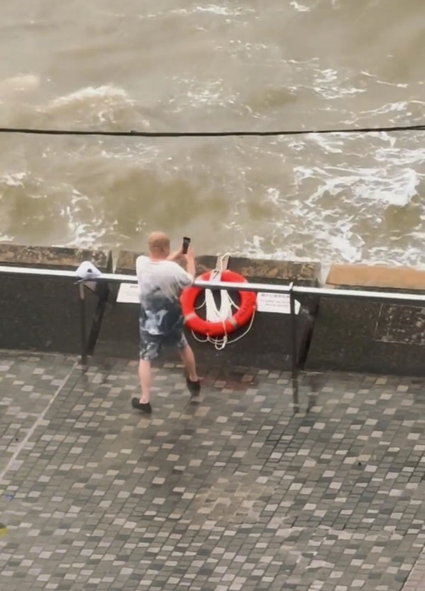 颱風樺加沙 多人無視風王近距離觀浪 網民怒：出事浪費公共資源