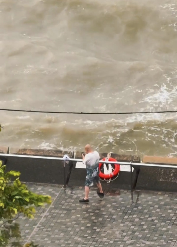 颱風樺加沙 多人無視風王近距離觀浪 網民怒：出事浪費公共資源