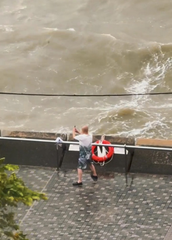 颱風樺加沙 多人無視風王近距離觀浪 網民怒：出事浪費公共資源