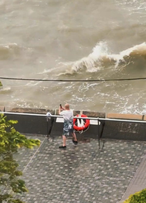 颱風樺加沙 多人無視風王近距離觀浪 網民怒：出事浪費公共資源