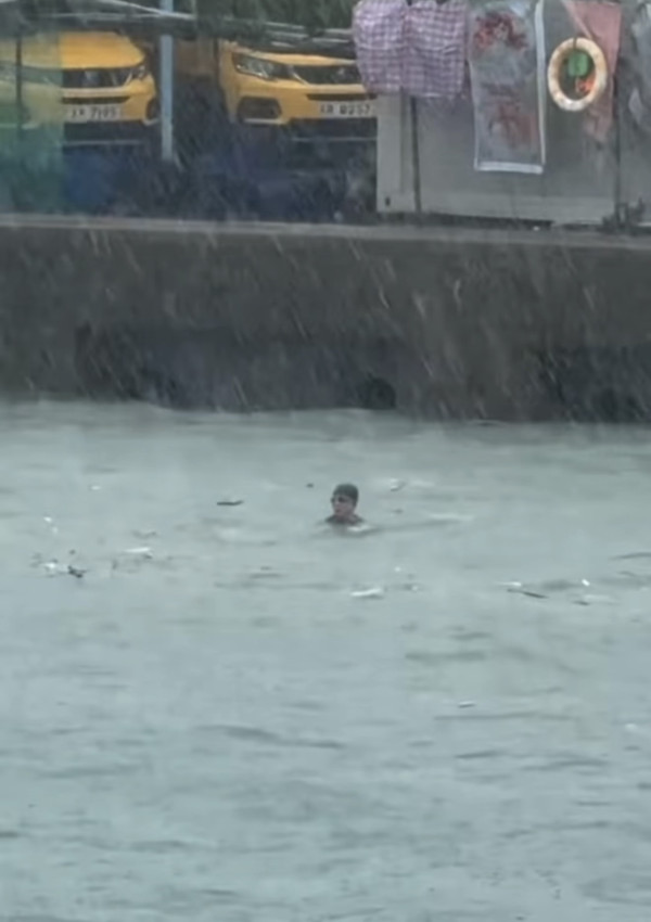 真風雨不改 無懼10號風球繼續游水 網民懷疑可能在求救？