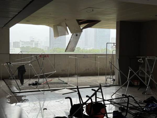 超強颱風樺加沙橫掃!深圳大學天花板被吹爛畫面驚人 超強颱風樺加沙橫掃!深圳大學天花板被吹爛畫面驚人