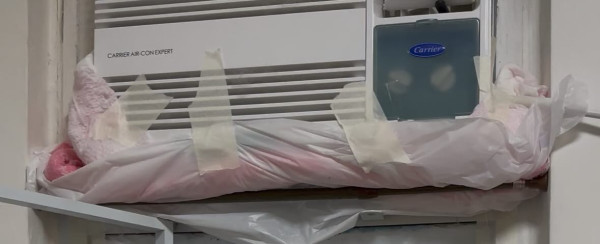 颱風樺加沙｜港人趣味兼實用防風措施 用尿片包好抽氣扇 窗邊堆滿可愛「鯊包」？
