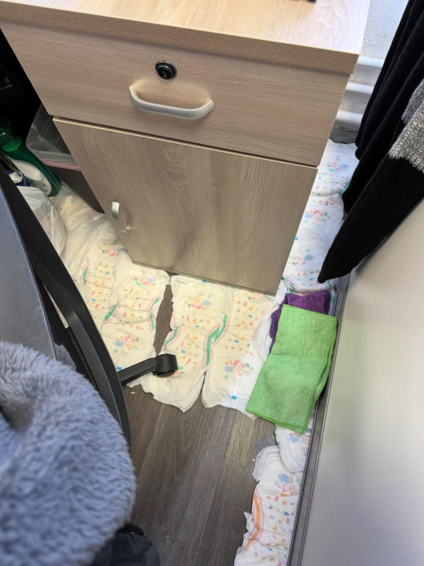 颱風樺加沙｜港人趣味兼實用防風措施 用尿片包好抽氣扇 窗邊堆滿可愛「鯊包」？