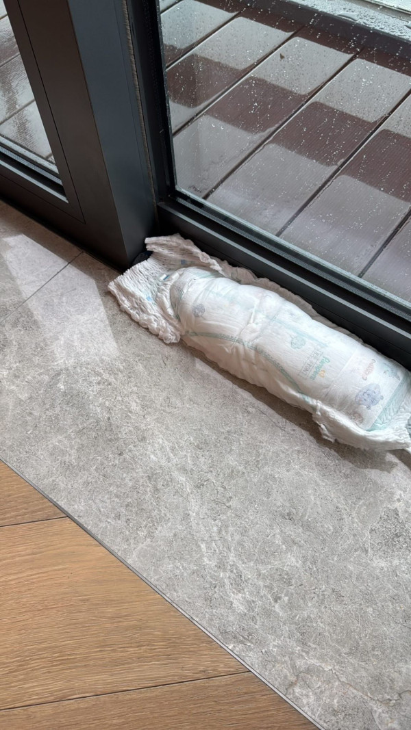 颱風樺加沙｜港人趣味兼實用防風措施 用尿片包好抽氣扇 窗邊堆滿可愛「鯊包」？