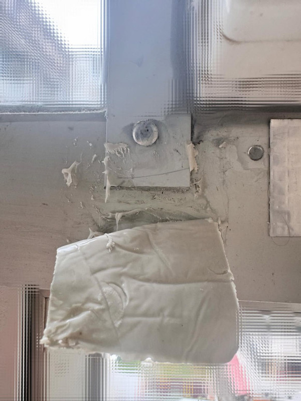 颱風樺加沙｜港人趣味兼實用防風措施 用尿片包好抽氣扇 窗邊堆滿可愛「鯊包」？