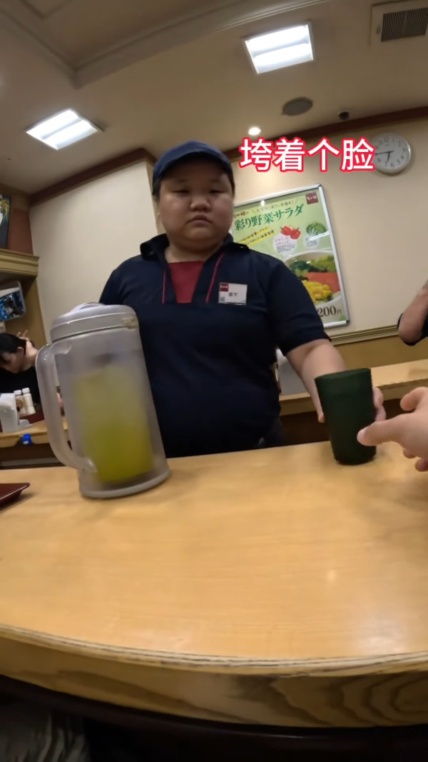 有片！中國大學生實測「百元窮遊大阪」被批丟臉︰辱罵店員+餐廳淨飲水+瘋狂試食水果 