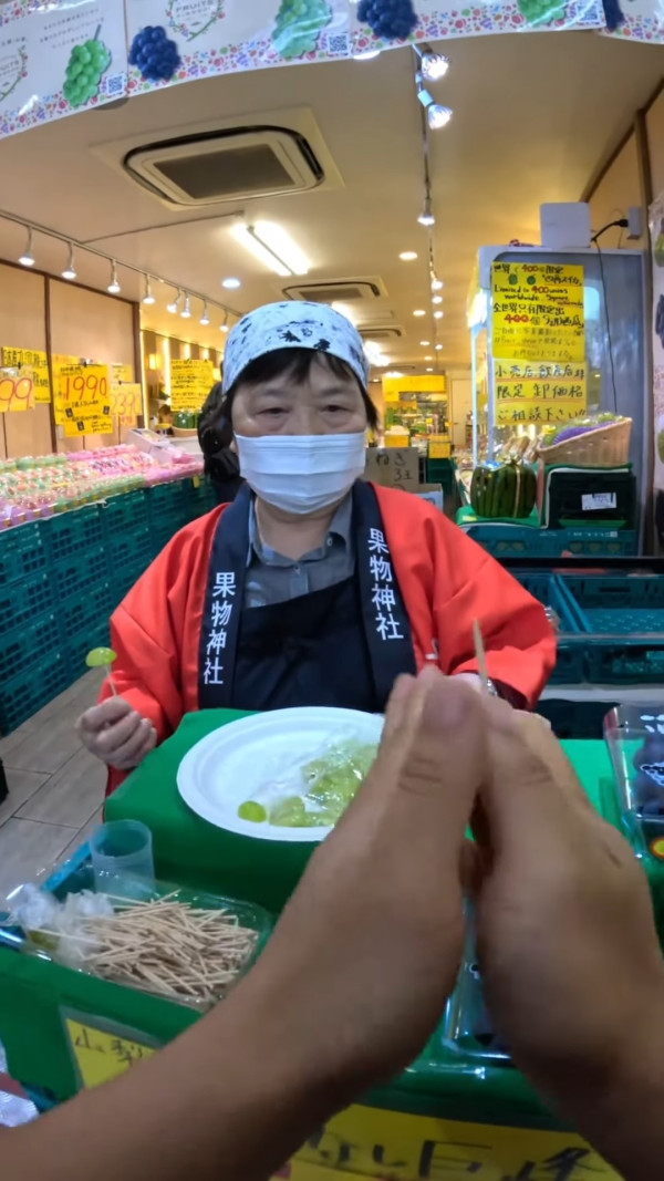 有片！中國大學生實測「百元窮遊大阪」被批丟臉︰辱罵店員+餐廳淨飲水+瘋狂試食水果 