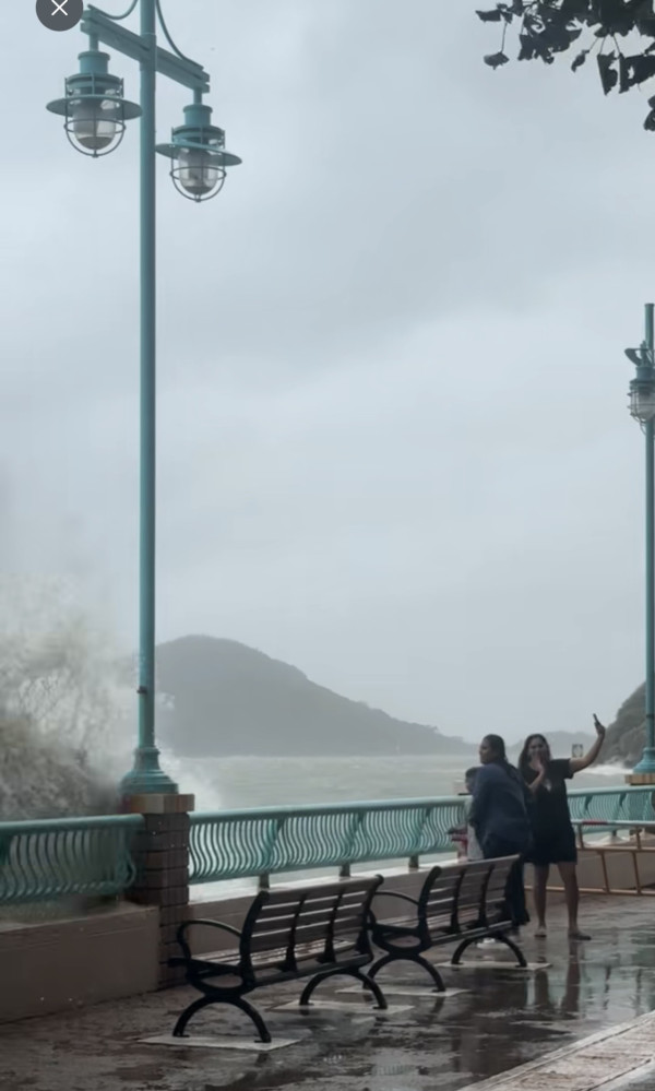 打風｜冷氣工冒颶風危站外牆維修 疑零裝備兼做一動作惹批評 網民：條命真係唔值錢？